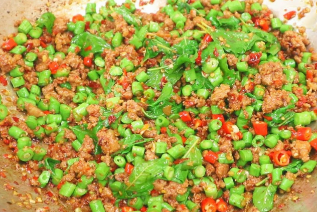 กระเพราใส่ถั่วฝักยาว