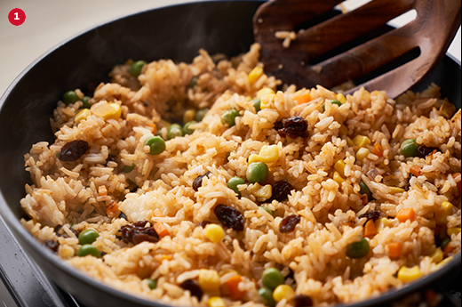 ข้าวผัดใส่ลูกเกด