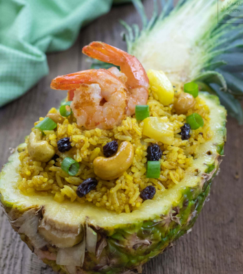 ข้าวผัดไทยใส่สับปะรดและลูกเกด